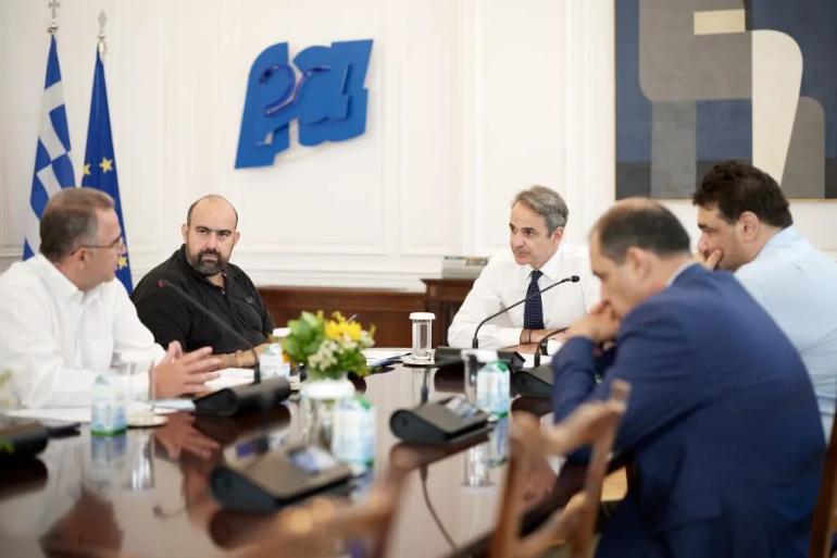 Συνάντηση Κ. Μητσοτάκη με τον δήμαρχο Κυθήρων στο Μέγαρο Μαξίμου