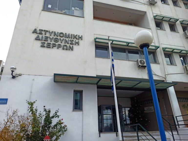 Σέρρες: 75χρονη πέταξε 30.000 ευρώ από το μπαλκόνι της για να “σώσει” την κόρη της