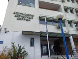 Σέρρες: 75χρονη πέταξε 30.000 ευρώ από το μπαλκόνι της για να “σώσει” την κόρη της