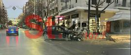 Θεσσαλονίκη: Τρια τροχαία ατυχήματα με το..καλημέρα - Ι.Χ.  έπεσε επάνω σε προστατευτικά ρολά καταστήματος (ΦΩΤΟ)