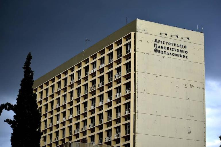 Εισβολή ατόμων στο κτίριο διοίκησης του ΑΠΘ μετά την ολοκλήρωση φοιτητικής πορείας