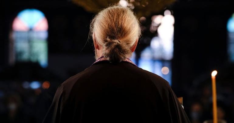 Σοκ με ιερέα στη Βόρεια Ελλάδα που φέρεται να φορά γυναικεία εσώρουχα και περούκες!