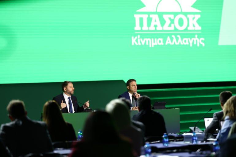 ΠΑΣΟΚ κατά Μαρινάκη: «Ο πνιγμένος από τα μαλλιά του πιάνεται»