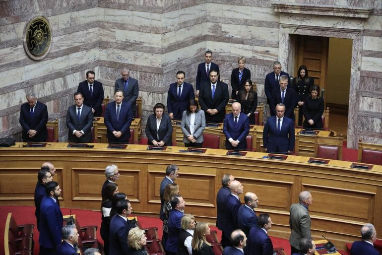 Βουλή: Ενός λεπτού σιγή στην Ολομέλεια για τα θύματα των Τεμπών