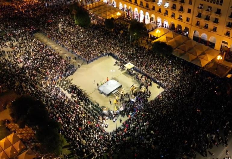 Θεσσαλονίκη: Στιγμές κατάνυξης στην πλατεία Αριστοτέλους στη συνάντηση των επιταφίων (VIDEO)