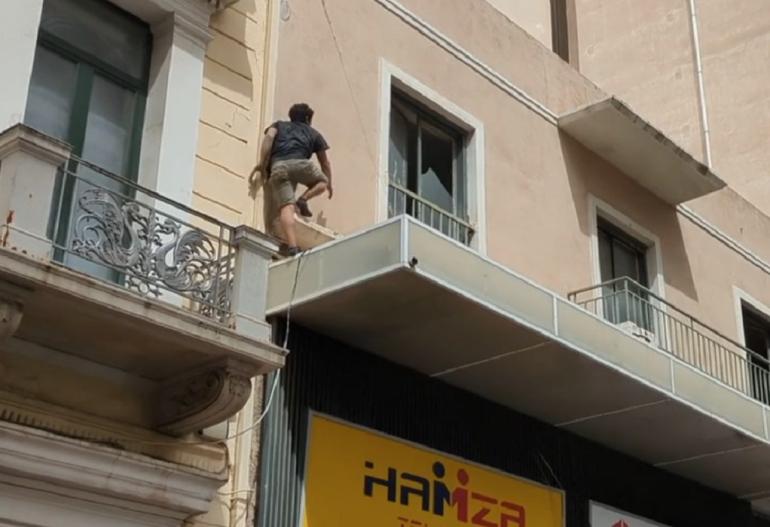 Κλέφτης χαλκού στην Ομόνοια πηδούσε από ταράτσα σε ταράτσα (ΒΙΝΤΕΟ)