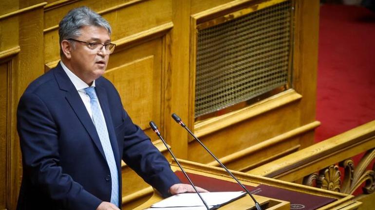 Ο πρόεδρος της ΝΙΚΗΣ ανέγνωσε την απόφαση της Διαρκούς Ιεράς Συνόδου στη Βουλή - Αντίδραση από το ΠΑΣΟΚ