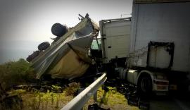 Θεσσαλονίκη: Σύγκρουση φορτηγών έξω από τα Λαγυνά - Ανετράπη το ένα όχημα