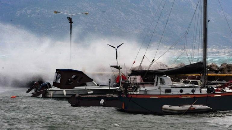 Τα 10 μποφόρ φθάνουν οι άνεμοι σε θαλάσσιες περιοχές - Σε ισχύ απαγορευτικό απόπλου από Πειραιά και Λαύριο - Κλειστά αρκετά πορθμεία
