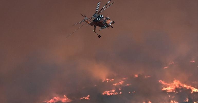 Πόρτο Γερμενό: Κάηκαν τα πρώτα σπίτια, απεγκλωβισμοί από την παραλία