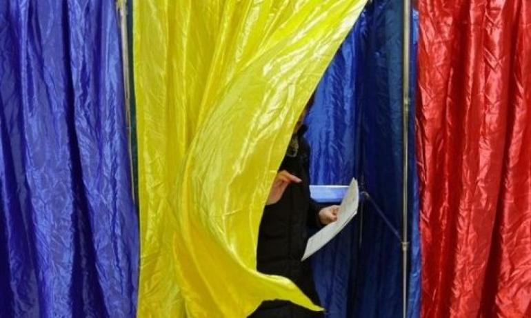 Η Ρουμανία στις κάλπες για τον β΄ γύρο των προεδρικών εκλογών, που φαίνεται αμφίρροπος