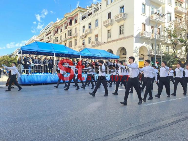 Θεσσαλονίκη: Σε εξέλιξη η μαθητική παρέλαση της 28ης Οκτωβρίου - Πλήθος κόσμου στην Τσιμισκή (ΦΩΤΟ-ΒΙΝΤΕΟ)