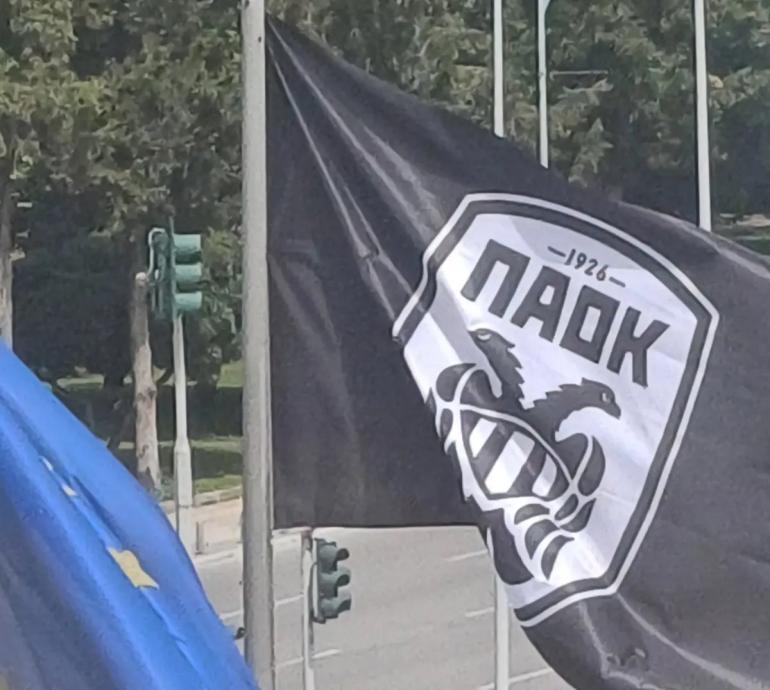 Στο δημαρχείο της Θεσσαλονίκης κυματίζει η σημαία του πρωταθλητή ΠΑΟΚ