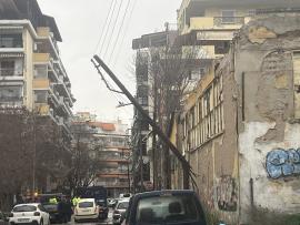 Χωρίς ρεύμα περιοχές των δήμων Θερμαϊκού και Θέρμης - Έσπασε κολόνα στη Χαριλάου (ΦΩΤΟ)