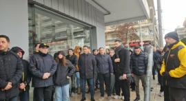Θεσσαλονίκη: Λουλούδια και κεριά για τη μαύρη επέτειο από τη δολοφονία του 19χρονου Άλκη - Ο Ρίτσαρντ Σιάο στο τρισάγιο για τα 4 χρόνια