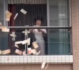 Κίνα: Γυναίκα πέταξε περίπου 160.000 δολάρια από το μπαλκόνι μετά από τσακωμό με τον σύζυγό της