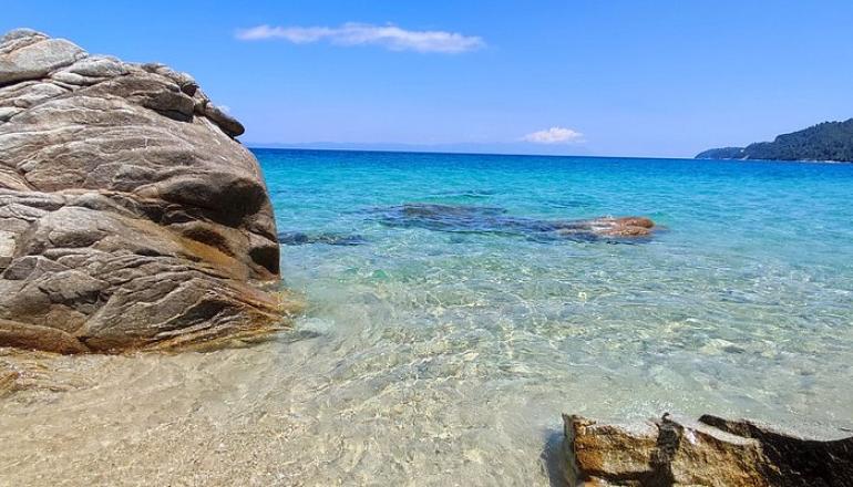 «Ξαπλώστρες τέλος» στη Βουρβουρού - Ακυρώθηκε η δημοπρασία της Φάβας