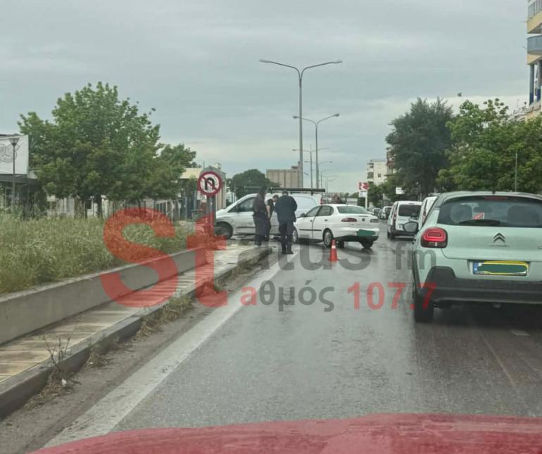 Θεσσαλονίκη: Τροχαία υλικών ζημιών και μποτιλιάρισμα έφερε η βροχή