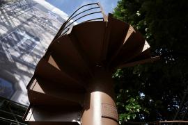 Γαλλία: Τμήμα της σκάλας του Πύργου του Άιφελ πωλήθηκε σε δημοπρασία για πάνω από 450.000 ευρώ