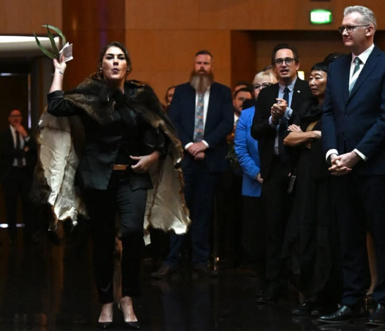 Αυστραλία: Γερουσιαστής έβαλε τις φωνές στον βασιλιά Κάρολο (ΒΙΝΤΕΟ)