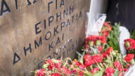 Στεφάνια και λουλούδια από πολίτες, φορείς και εκπροσώπους κομμάτων στο μνημείο για την εξέγερση, στην Πολυτεχνική Σχολή του ΑΠΘ