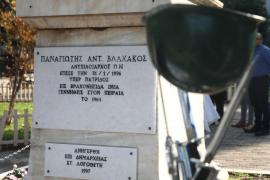 Συγκίνηση στην επιμνημόσυνη δέηση στον ανδριάντα του Παναγιώτη Βλαχάκου που έπεσε στα Ίμια