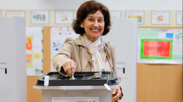 Καθαρή νίκη της υποψήφιας του αντιπολιτευόμενου VMRO-DPMNE στον α` γύρο των προεδρικών εκλογών στη Β. Μακεδονία