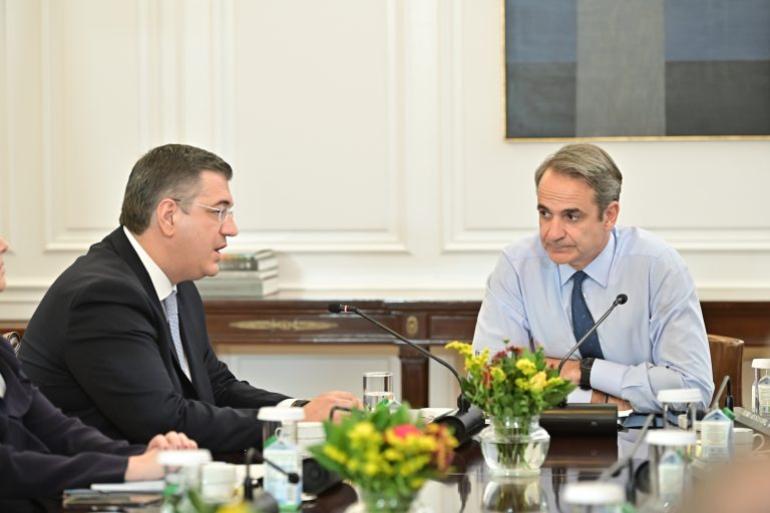Συνάντηση Μητσοτάκη με τον Ευρωπαίο Επίτροπο Βιώσιμων Μεταφορών και Τουρισμού Απόστολο Τζιτζικώστα