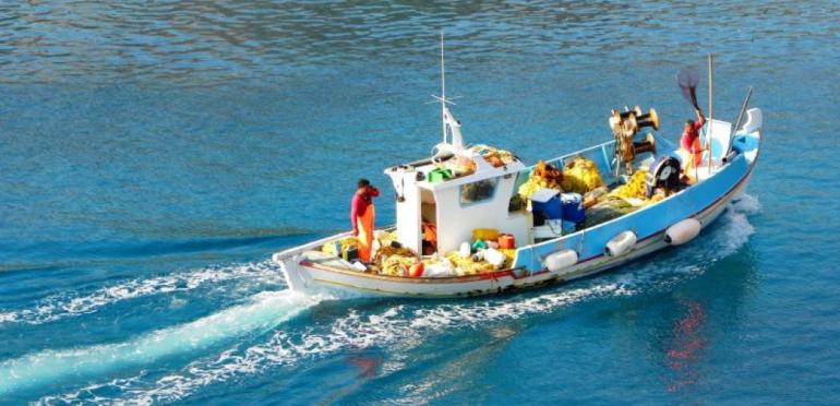 Θεσσαλονίκη: Πρόστιμο σε ψαρά που τον έπιασαν να ψαρεύει με πυροφάνι στην Επανομή