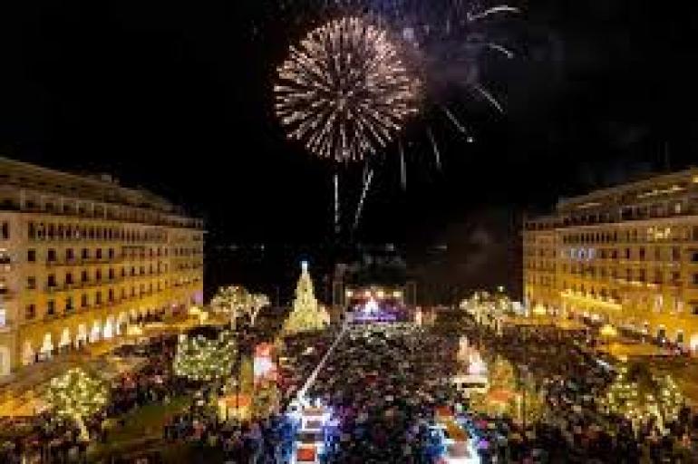 Θεσσαλονίκη: Ο Αντώνης Ρέμος θα ανάψει κανονικά το δέντρο στην Αριστοτέλους, παρά τη βροχή