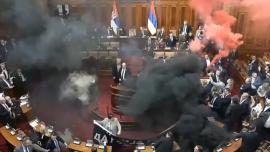 ΒΙΝΤΕΟ-Χάος στη Βουλή της Σερβίας: Βουλευτές της αντιπολίτευσης άναψαν καπνογόνα – Με εγκεφαλικό μία βουλευτής