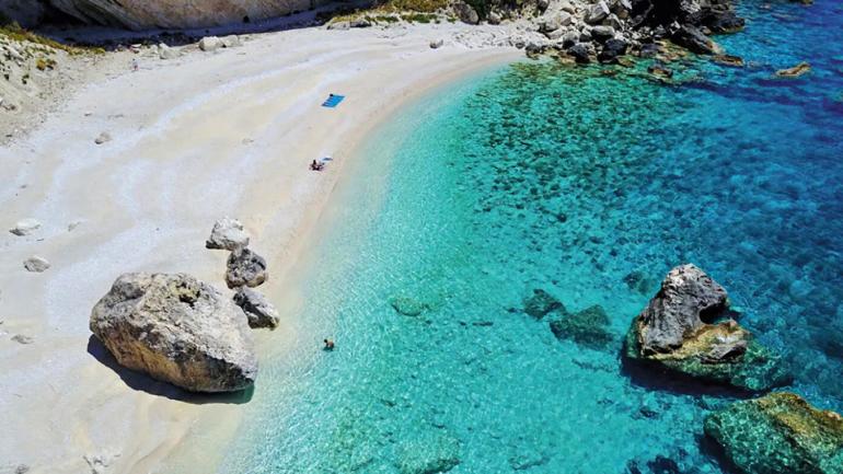 Διπλή απόβαση σε παραλίες και τουριστικούς προορισμούς από την ΑΑΔΕ - Πώς θα γίνονται οι έλεγχοι