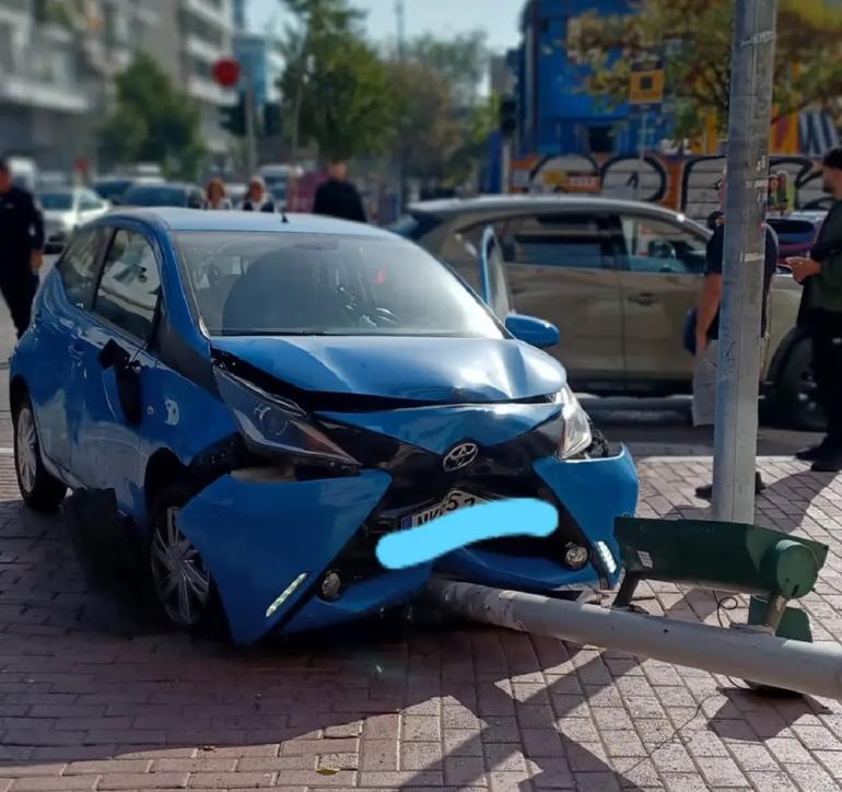 Θεσσαλονίκη: Αυτοκίνητο έπεσε σε φανάρι