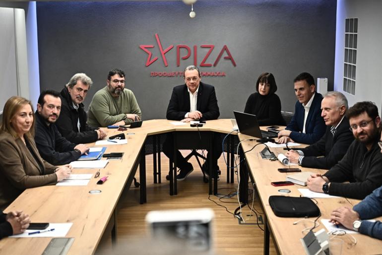 Το μετέωρο βήμα του ΣΥΡΙΖΑ: Επανασύνδεση με τη Νέα Αριστερά ή συνεννόηση με το ΠΑΣΟΚ;
