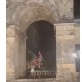 Κέρκυρα: Ημίγυμνες γυναίκες σε στύλο pole dancing έξω από τα Ανάκτορα - Μήνυση από το υπουργείο Πολιτισμού