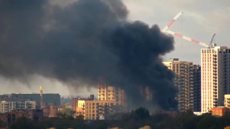 ΒΙΝΤΕΟ-Φωτιά σε αποθήκη στο Λονδίνο - Μεγάλη κινητοποίηση της Πυροσβεστικής