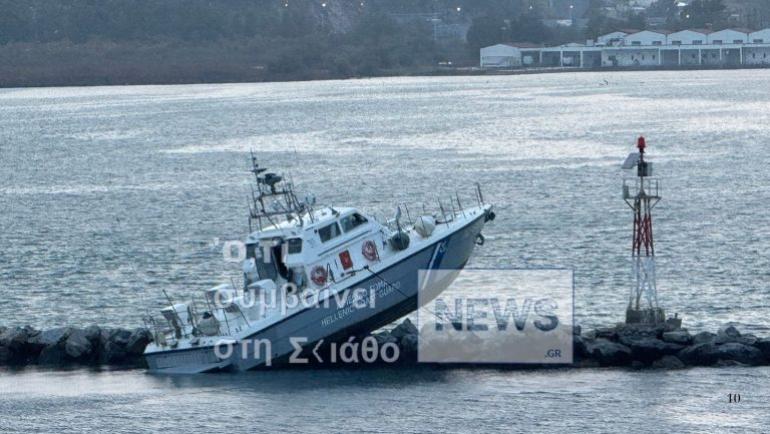 Σκάφος του Λιμενικού προσέκρουσε στον κυματοθραύστη στα Πευκάκια