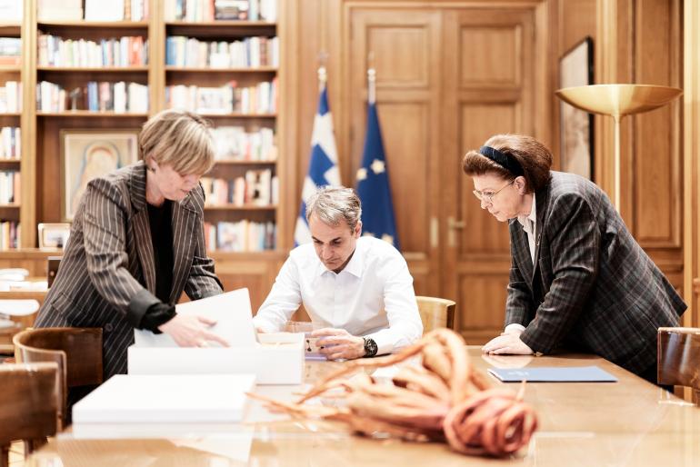 Ανάρτηση Μητσοτάκη για τη συλλογή Χόιερ