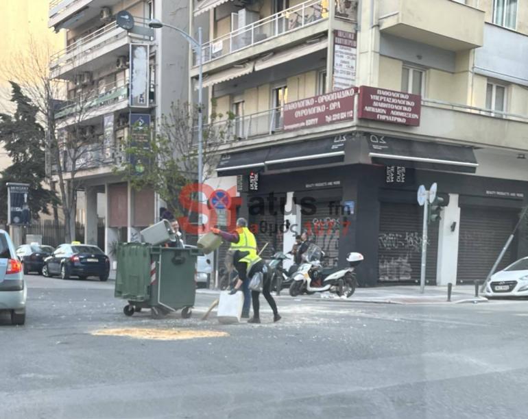 Τροχαίο στο κέντρο τη Θεσσαλονίκης: Σύγκρουση ΙΧ με τρέιλερ παραγωγού, γέμισε ρύζια ο δρόμος (φωτο)