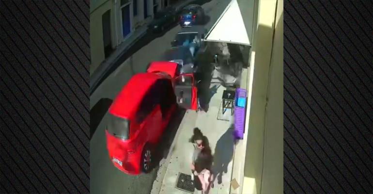 «Άκουσα το γκάζι που ήταν πατημένο, πήρα το παιδί αγκαλιά και έτρεξα, δεν πρόλαβα καν να δω το ΙΧ» λέει η μητέρα για το τρομακτικό τροχαίο στη Ναύπακτο