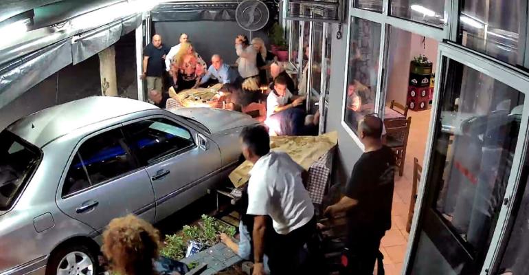 Θεσσαλονίκη: Σοκαριστικό βίντεο ντοκουμέντο – Η στιγμή που ΙΧ πέφτει σε ταβέρνα γεμάτη κόσμο – Τρείς τραυματίες