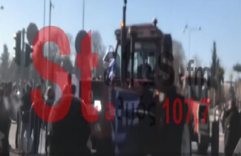 Στη Θεσσαλονίκη οι αγρότες - Μπλόκο από 300 τρακτέρ στη ΔΕΘ (ΒΙΝΤΕΟ)