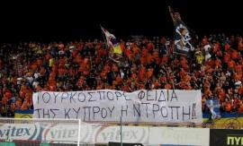 Χαμός στην Κύπρο με πανό των οπαδών του ΑΠΟΕΛ για τον Φειδία