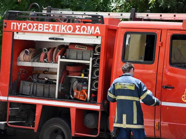 Χαλκιδική: Πυρκαγιά σε παλιό περίπτερο στην Μεταμόρφωση - Επεκτάθηκε και σε ταβέρνα