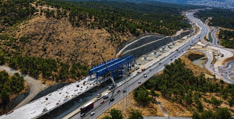 Ουρές χιλιομέτρων στην Περιφερειακή Οδό Θεσσαλονίκης, και στα δύο ρεύματα, μετά από ανάφλεξη φορτηγού στο ύψος του Επταπυργίου