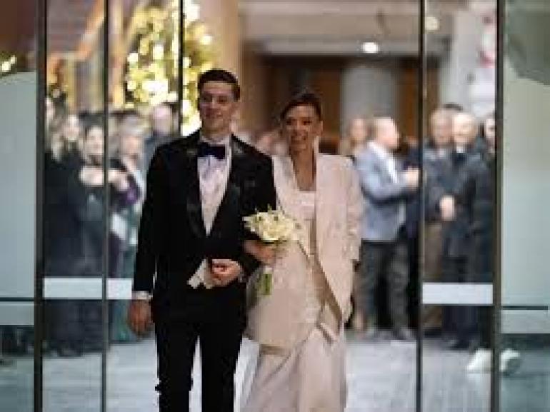 Παντρεύτηκε ο Γιάννης Κωνσταντέλιας: Εικόνες από τον γάμο του με τη Χριστίνα