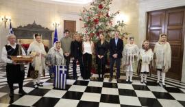 Χριστουγεννιάτικα κάλαντα από το Καστελλόριζο είπαν στον Κυριάκο Μητσοτάκη (vid)