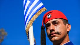 Θεσσαλονίκη: Δακρυσμένος εύζωνας στην στρατιωτική παρέλαση