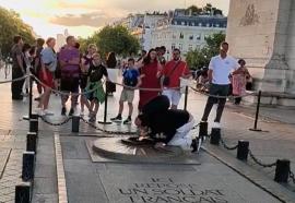 Οργή στη Γαλλία για άνδρα που άναψε τσιγάρο από τη φλόγα στην Αψίδα του Θριάμβου