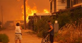 ΒΙΝΤΕΟ-Η Σμύρνη στις φλόγες – Ανεξέλεγκτες μαίνονται 9 από τις 77 πυρκαγιές, άνεμοι πάνω από 120 χιλιόμετρα